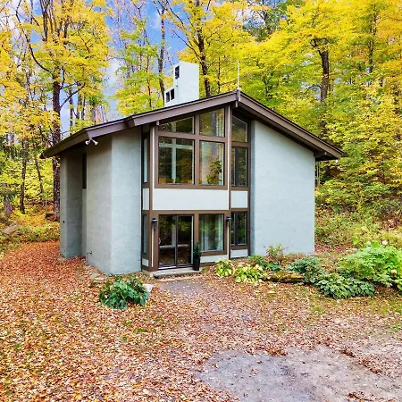 Stratton Chalet- Golf, Hike & Ski